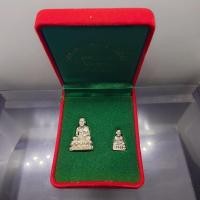 ราคา พระกริ่งหลวงพ่อทวด อาจารย์นอง วัดทรายขาว รุ่นสร้างวิหาร ปี2537 ชุดพิมพ์ใหญ่ - เล็ก เนื้อเงิน พร้อมกล่องเดิม (48158096106)