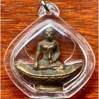 ราคา พระเชียงแสนสิงห์หนึ่งถือหม้อน้ำมนต์บนก้อนเงิน (44358788985)