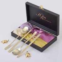 ราคา H.jin ผ้าไหม Shipjangsaeng Titanium Gold ช้อนและตะเกียบชุดกล่องของขวัญ + ถุงกระดาษพรีเมี่ยมเกาหลีแบบดั้งเดิมช้อนส้อมหรูหรางานแต่งงานพิธีขึ้นบ้านใหม่ของขวัญ (42780039848)