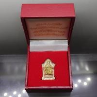 ราคา เหรียญหล่อ เจ้าพ่อเสือ (ตั่วเล่าเอี้ย) รุ่นสองแผ่นดิน ๓ มิติ หลังตราสัญญลักษณ์ ภปร. เนื้อเงินสามกษัตริย์ วัดมังกรกมลาวาส (28361334894)