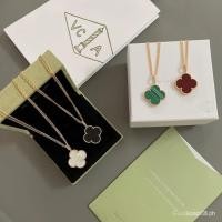 ราคา สร้อยคอโคลเวอร์สี่ใบขนาดใหญ่จากVan Cleef & Arpels สีขาว/แดง/ดำ (49808359795)