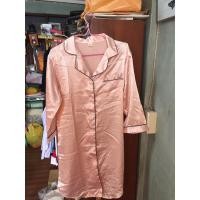 ราคา ชุดนอนเดรสผ้าซาตินแขนยาวสีชมพูอมส้ม (5380476495)
