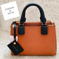 ราคา CHARLES & KEITH กระเป๋าถือรุ่นสุดฮิต Top Handle Structured Bag มือสอง condition 90% สภาพดูดีมาก มีถุงผ้า พร้อมส่ง (3836173384)