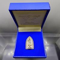 ราคา พระพุทธกาญจนพรสยามภูมิ พระราชทาน วปอ. เนื้อเงินพื้นทราย พิธีพุทธาภิเษก ณ วัดพระศรีรัตนศาสดาราม พ.ศ.2539 พร้อมกล่องเดิม (56304268509)