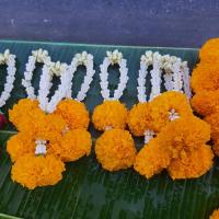 ราคา [ สินค้าพร้อมจัดส่งด่วน ] พวงมาลัยเล็ก ดาวเรือง ดอกไม้สด ขนาด 1 พวง (56310357424)