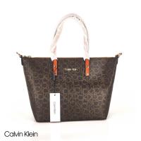 ราคา Calvin Klein กระเป๋าถือ+สะพายข้างหนังเรียบ สายยาว สกรีนอักษรCKสีBrown ของแท้100% New! (23070841895)