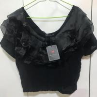ราคา เสื้อปาดไหล่สีดำคอฟรุ้งฟริ้ง (2292137413)