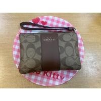 ราคา กระเป๋าสตางค์ แท้100% Coach corner zip wristlet in signature coated canvas with leather stripe (16379667200)