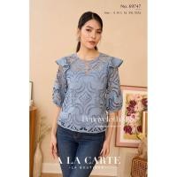 ราคา 69747 เสื้อ A La Carte ลูกไม้ งานปักฉลุเซาะผ้าจอร์เจีย คอกลม ช่วงบ่าตัดต่อแต่งกระดุม มีระบายที่ไหล่ มีซับในเย็บติด by... (29669375688)