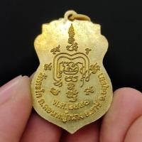 ราคา เหรียญพระครูสุนทรธรรมนิวิฐ หลวงพ่อรวย วัดตะโก เนื้อกะไหล่ทอง ทรงเสมาคว่ำ เป็นเหรียญนี้ทำได้เหมือนรูปหลวงพ่อมาก (17570624394)