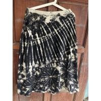 ราคา กระโปรงผ้าฝ้ายลายมัดย้อม ทรงเอตัวยาว สีดำครีมเอว30“ ยาว32“ (27367351649)
