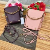 ราคา CHARLES N KEITH กระเป๋าหูหิ้วโซ่สตั๊ด (3886044404)
