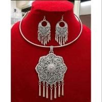 ราคา สร้อยโปงลางสีรมดำฉลุลายดอกไม้ (1938678747)