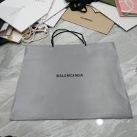 ราคา ถุงช้อปปิ้งในภาพคือถุงกระดาษจากแบรนด์หรู Balenciaga ใบใหญ่สุด (55205057809)