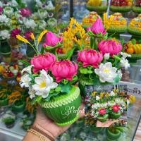 ราคา (ราคาคู่)ดอกบัวบูชาดินไทยประดิษฐ์ล้อมตอง ขนาดความสูง 9นิ้ว ราคาคู่ละ690฿ 1สีชมพู 2สีขาว (23459592160)