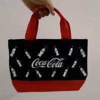ราคา กระเป๋าถือของโค้กสีดำ ลายขาว หูแดง (6611932440)