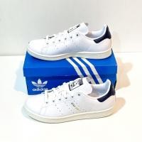 ราคา adidas รองเท้า Stan Smith ทรงเรกูลาร์ สีขาว FX5521 (22455716883)