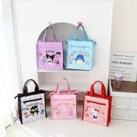 ราคา พร้อมส่ง! Sanrio กระเป๋าถือใบใหญ่งานซิป 2ช่อง พร้อมช่องใส่ขวดน้ำด้านข้าง ลายซานริโอ้ (54303513459)