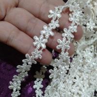 ราคา ลูกไม้เส้นตกแต่งสีขาวครีมงาช้าง หลาละ10บาท (2681552977)