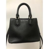 ราคา กระเป๋ามือสอง MICHAEL KORS หนัง Saffiano สีกำ อะไหล่เงิน ขนาด 9 นิ้ว พร้อมส่ง (22640568919)