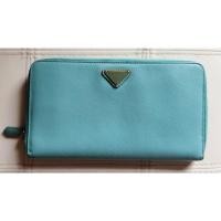 ราคา Used prada กระเป๋าตังค์สีฟ้าน้ำทะเล ใส่พาสปอร์ตได้ ของแท้ 100% (14145689513)