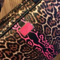 ราคา กระเป๋าใส่เครื่องสำอางค์ Victoria’s Secret ส่งฟรี ลบท. (1688087759)