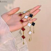 ราคา กำไลข้อมือรูปใบโคลเวอร์สี่แฉกที่งดงามและประณีตนี้ ชุบด้วยทองคำ 18K และฝังด้วยไข่มุกแท้ทั้งสองด้าน ซึ่งเป็นสัญลักษณ์แห่งโ (58108992008)