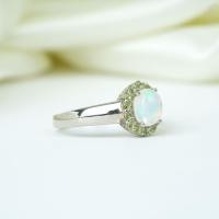 ราคา แหวนไวท์โอปอล OV ล้อมเพอริดอท White Opal OV ring surrounded by Peridot (29042059835)