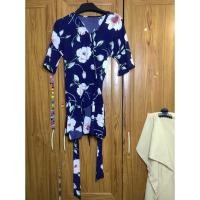 ราคา เสื้อแฟชั่น ป้ายด้านหน้า ผูกเอว ทรงกิโมโน สีกรมลายดอกไม้ / มือ2 (8353186809)