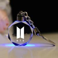 ราคา BTS พวงกุญแจรถไฟ LED 7 สีคริสตัลที่กําหนดเองพวงกุญแจเหรียญรถจักรยานยนต์พวงกุญแจที่สวยงามส่วนบุคคล KeyRing สําหรับ BTS V JIN SUGA RM J-HOPE JIMIN JUNG KOOK (57908768895)