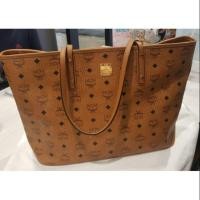 ราคา กระเป๋าสะพายเอ็มซีเอ็ม​ mcm ของแท้​ มือ2 สภาพสวย อะไหล่สีทอง ทรง Shopping​ มีสายcrossbody ขนาด​14นิ้ว​ (2175147117)