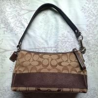 ราคา Coach แท้ ส่งต่อสภาพดี 95% สวยพร้อมใช้ Coach Signature Strip Top Handle Pouch F42617 Brown (19162124672)