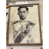 ราคา พระบรมฉายาลักษณ์ของในหลวง รัชกาลที่9 สมัยหน้าหนุ่ม สีขาวดำ กรอบใหญ่ (56953840935)