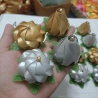 ราคา เหรียญโปรยทาน เหรียญโปรยทานดอกไม้ ดอกกุหลาบ กุหลาบตูม กุหลาบ ดอกมะลิ สีเงิน-สีทอง ติดมุก ติดใบ พร้อมใช้งาน 1แพ็ค 50ดอก (18480255404)