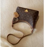 ราคา กระเป๋าโท้ตสํานักงานพร้อมกระเป๋าสะพายโลโก้สามเหลี่ยมและแถมเครื่องรางหมีสีวินเทจ - HT105 (26731800381)
