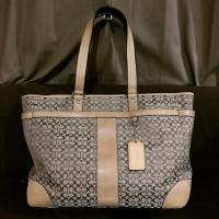 ราคา Used : กระเป๋า coach ของแท้ 100% สพายข้างใบใหญ่ ยาว 19” สูง 11”ครึ่ง กว้าง 5” (994637714)