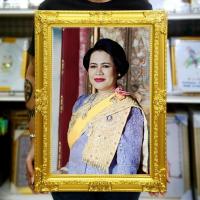 ราคา รูปพระพันปีใส่กรอบหลุยส์​สีทอง​ ขนาด​ 12x18​นิ้ว​ (44425861646)