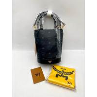 ราคา พร้อมส่งในไทย ของแท้ 100 % กระเป๋า MCM Aren Bucket Tote in Visetos - สีดำ (51956104315)