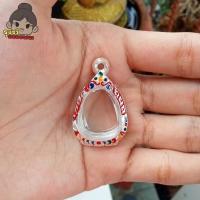 ราคา กรอบพระปิดตา กรอบพระเงินผสมลงยา | ใส่พระปิดตา | กว้าง1.8*สูง2.3ซม.(ขนาดจอกระจก) | ✓มีห่วงและยางรองแถมให้ (25304851282)