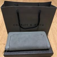 ราคา กระเป๋าเงิน ซิปรูด สีเทา CHARLES & KEITH (1256963885)