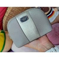 ราคา Mk มือ2 ของแท้ น่ารักsize 7*4.9*2.5 "ใส่เครื่องสำอางค์/ ใส่เงิน/ทำเป็นคลัช /ภานนอกสวยภานในเลอะ (21991764258)