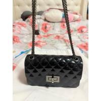 ราคา ส่งต่อกระเป๋าสะพายข้างสายโซ่ตัวกระเป๋าเป็นซิลิโคนสีดำเงา (42328992186)