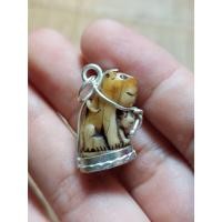 ราคา เครื่องราง ส หลวงพ่อปานวัดคลองด่านมีลูกน้อยเลี่ยมกระเช้าเงินแท้ (51709156063)