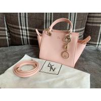 ราคา กระเป๋าสะพาย Lyn สีชมพูอ่อน ส่งต่อ (19180558218)