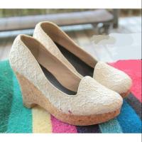 ราคา รองเท้าส้นเตารีด สีครีม มือสอง (1068429315)