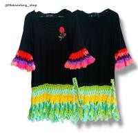 ราคา เดรสแขนบานแต่งลูกไม้โครเชต์สีสด + ลายดอกกุหลาบปักหน้าอก – Boho Fiesta Crochet Dress (43711264663)