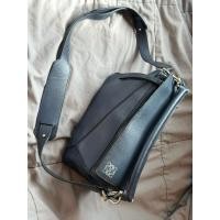 ราคา [แท้] Loewe Puzzle Bag สี Navy Blue หนังแท้ ใช้งานมือสอง สภาพตามการใช้งาน พร้อมสายสะพาย (29640388401)