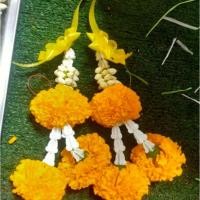 ราคา [ สินค้าพร้อมจัดส่งด่วน ] พวงมาลัยริบบิ้นใหญ่ ดอกไม้สด ดอกดาวเรือง (48507763601)
