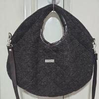 ราคา กระเป๋าTeresa Cambi Firenze made in Italyแท้ 15×13"ขนวูท,หนังทรงฝักทอง ป้ายแบรนด์เงิน ถือ,สะพายข้างสายหนัง ข้างในสะอาด (28017157960)