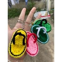 ราคา พวงกุญแจรองเท้าแตะจิ๋ว งานถักโครเชต์ (8x5 cm) Handmade ของขวัญน่ารัก (47160319873)